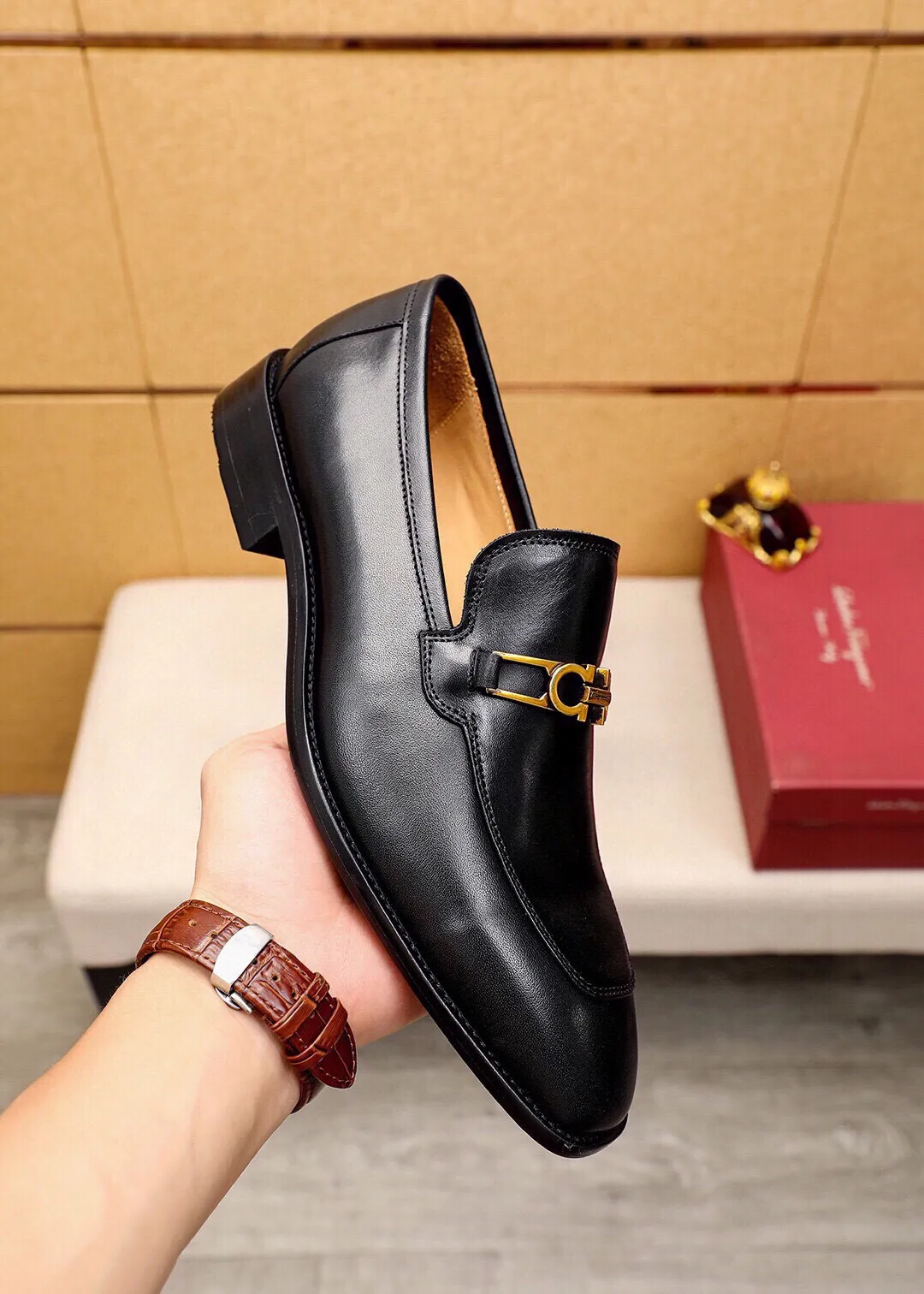 Men's shoes 💰480 💐 Product trademark: Ferragamo "Ferragamo" casual leather shoes Regular size: 38-44 (45🉑️customized) Product materials: Selected imported first-layer calfskin upper + luxury hardware buckle, imported water-dyed cow leather lining. Strong three-dimensional visual effect, original outsole color: 2 colors available